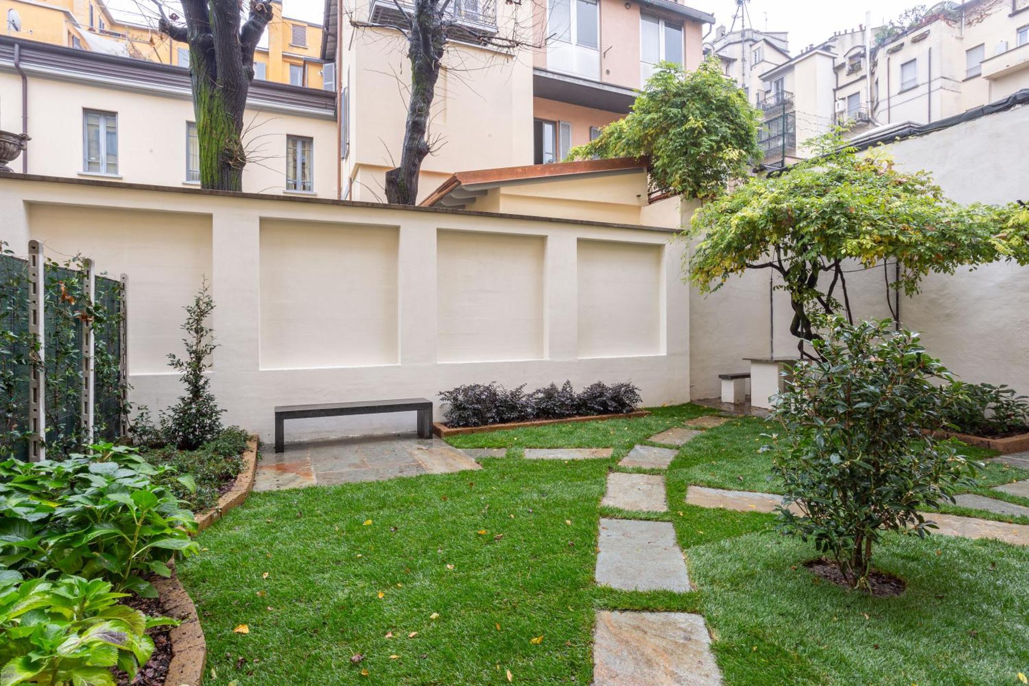 Sant Ambroeus Garden Apartment — Photos 1